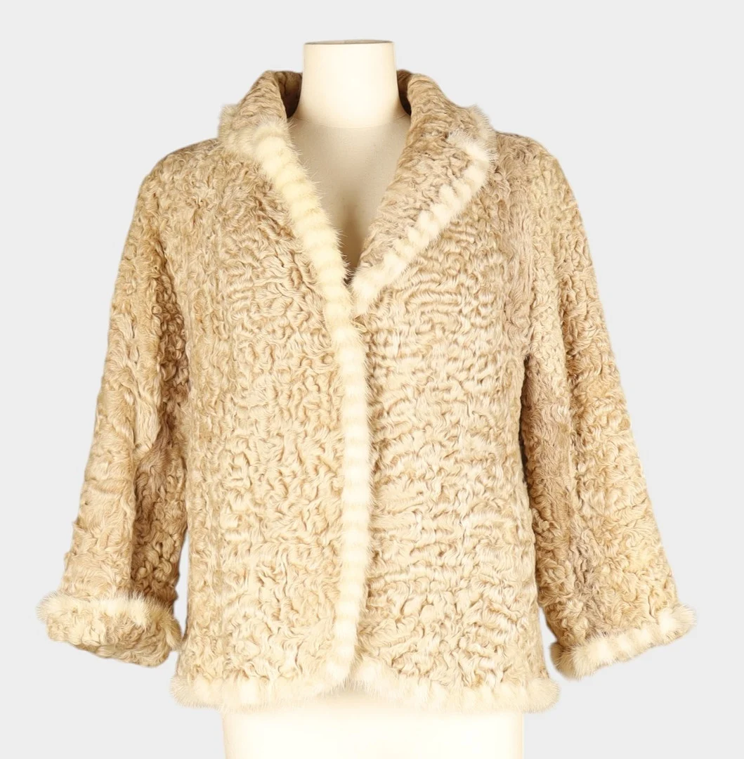 Americana en astracán beige. — Vintage & Designer Fashion — Barcelona Auctions