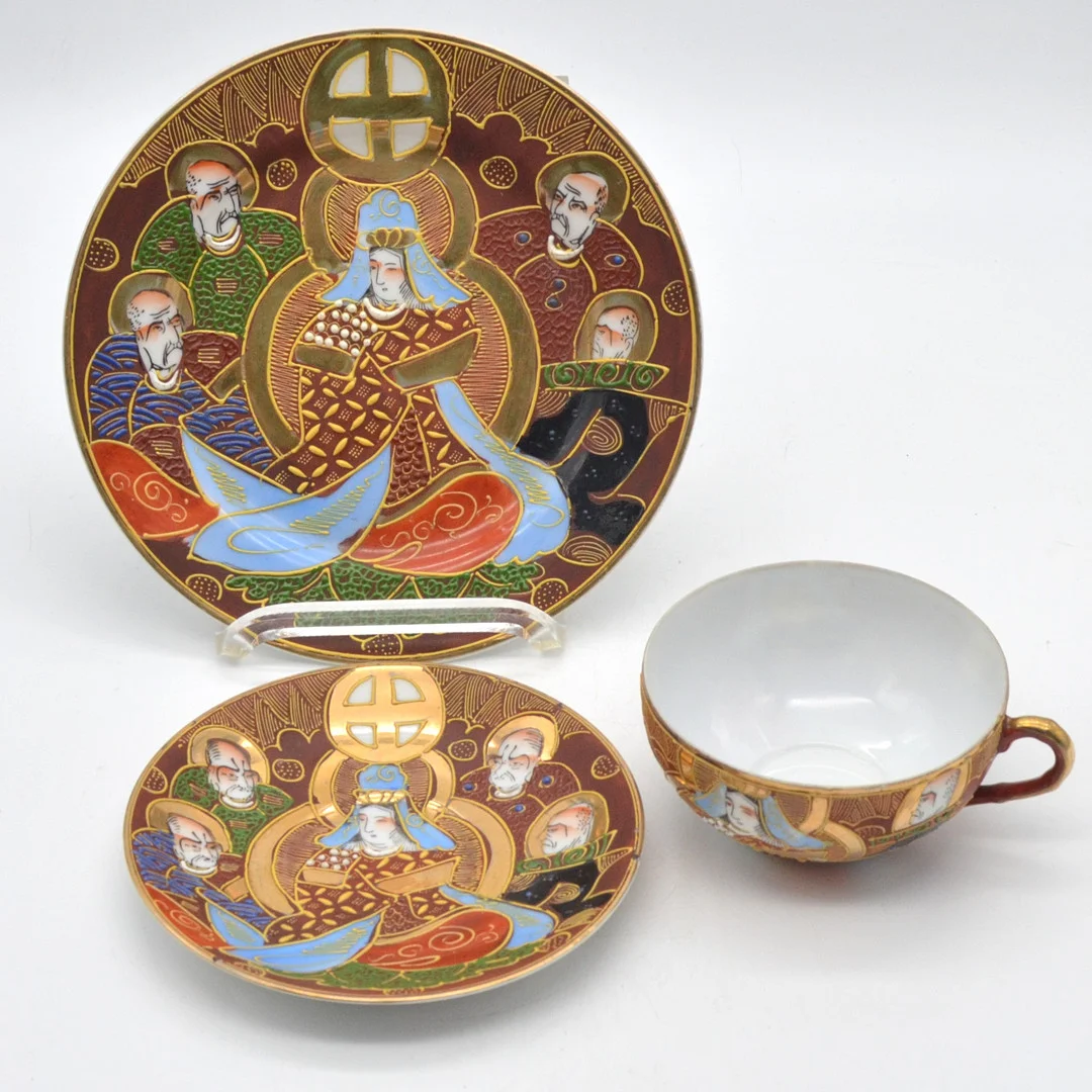 DREITEILIGES SATSUME TEESERVICE: TASSE, UNTERTASSE UND TELLER, AUS JAPAN, FRÜHES 20. JAHRHUNDERT. — Ceramics & Porcelain — Kunst- und Auktionshaus Kleinhenz