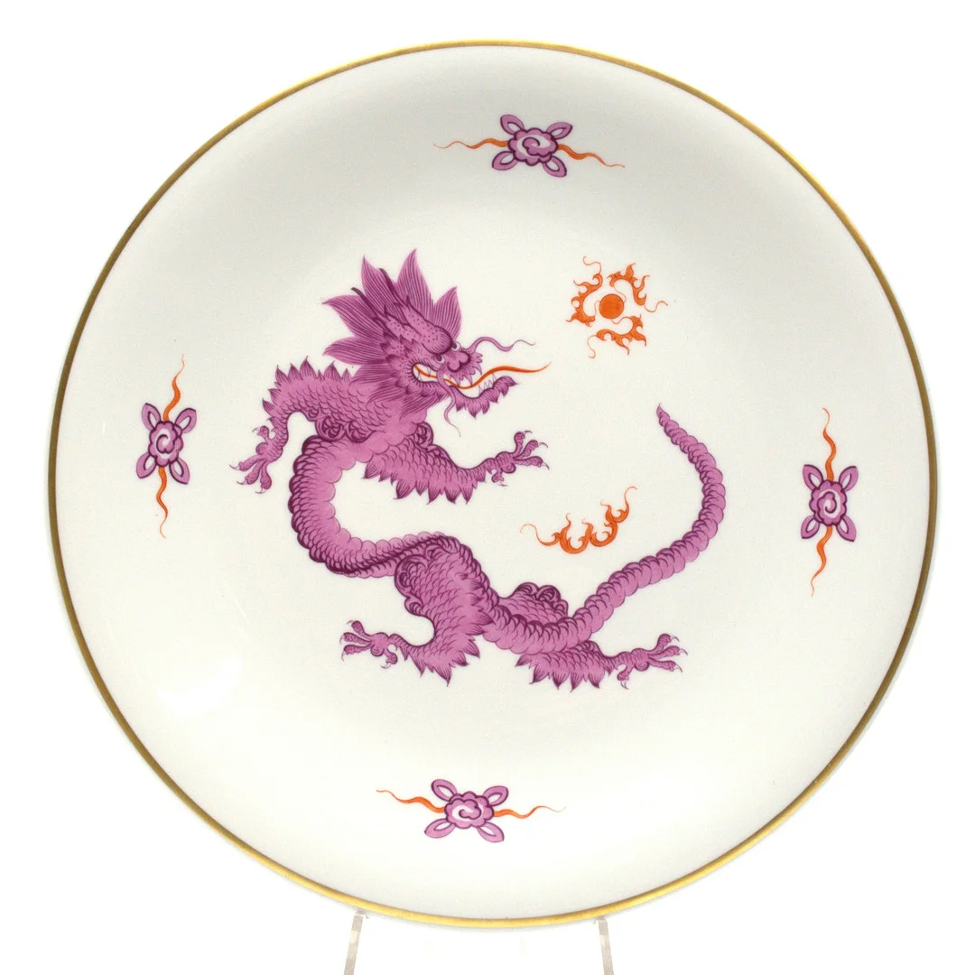 MEISSEN. ,MING DRACHE, GROSSER WANDTELLER PURPUR, 20. JAHRHUNDERT, 2. WAHL, D. 30,5 CM. — European — Kunst- und Auktionshaus Kleinhenz