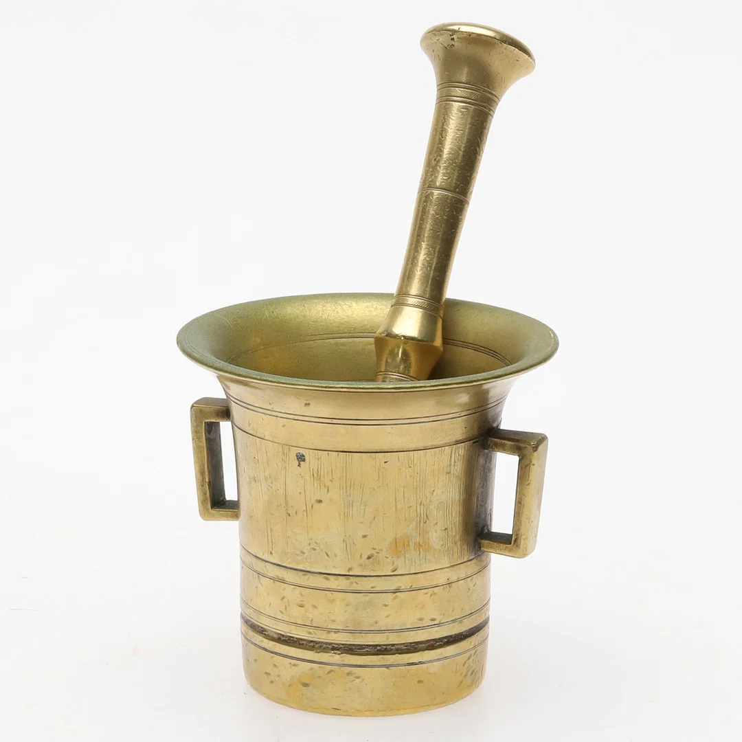 PER FERNQVIST. MORTEL med STÖT. Märkt P. Fernqvist, Ofvansjö, Sverige, 1800-talets första halva. — Pewter, Brass & Copper — Örebro Stadsauktioner