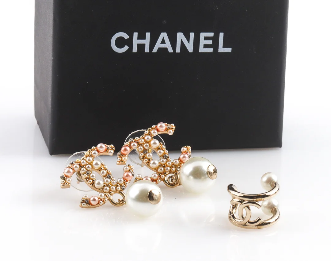 CHANEL. A pair of CC earrings and an earcuff in gold-plated metal adorned with pearls (3) — Clothing, shoes and accessories/Accessories — Lauritz