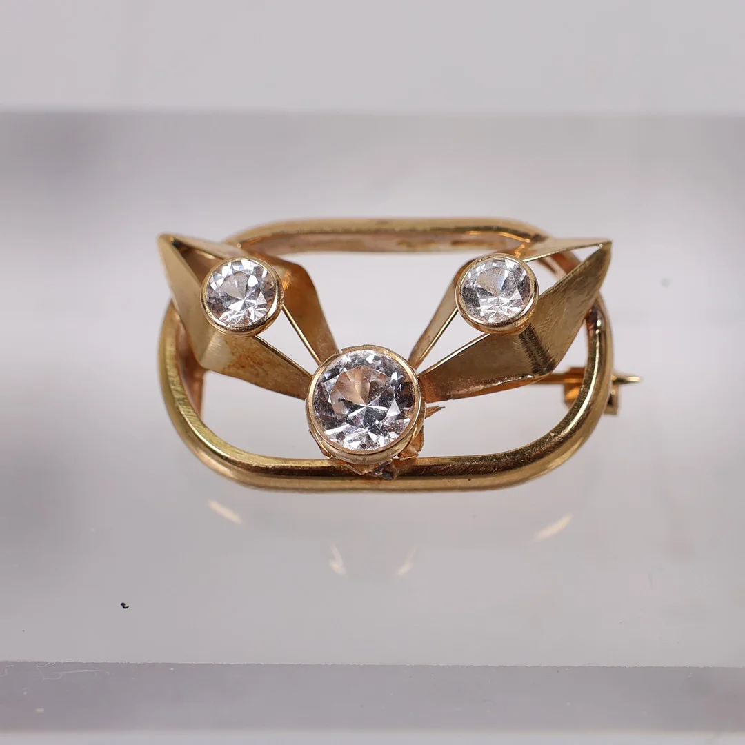 BROSCH, 18k guld med vita stenar, 7,24 gram. — Brooches & Pendants — Markus Auktioner