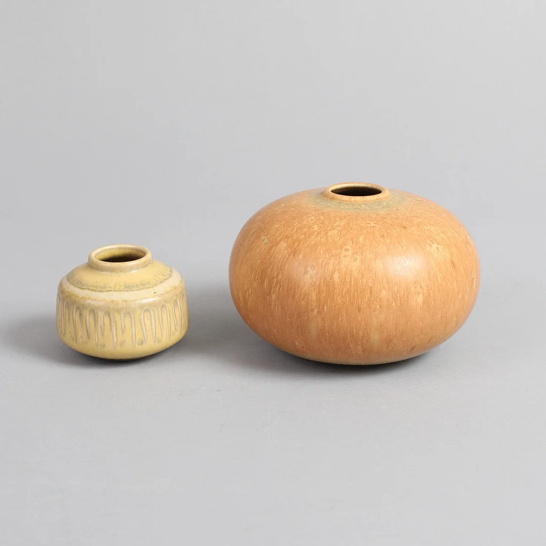 EVA STÆHR-NIELSEN ( 1911–1976) M.FL. Saxbo. To vaser af stentøj model 121 og 87 (2). — European — Bidstrup Auktioner