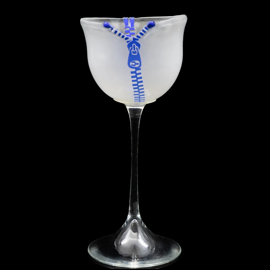 KJELL ENGMAN. KONSTGLAS, POKAL (22,5 cm) KOSTA BODA, OSIGNERAD. — Art glass — Auktionskammaren Sydost Kalmar