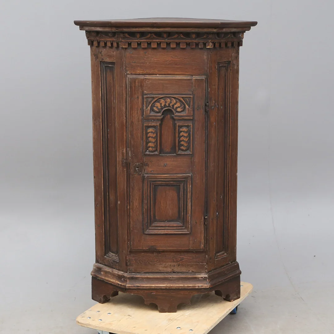 SKÅP, allmoge. — Furniture — Kalmar Auktionsverk