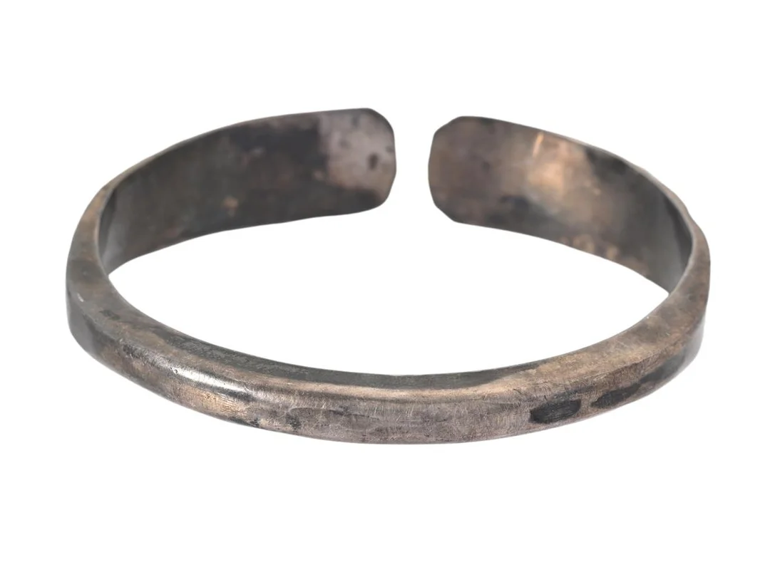 ARMRING, sterlingsilver, öppen modell, innermått 6,9 cm x 6,3 cm, vikt ca 52,0 g. — Smycken/Armring — Kaplans