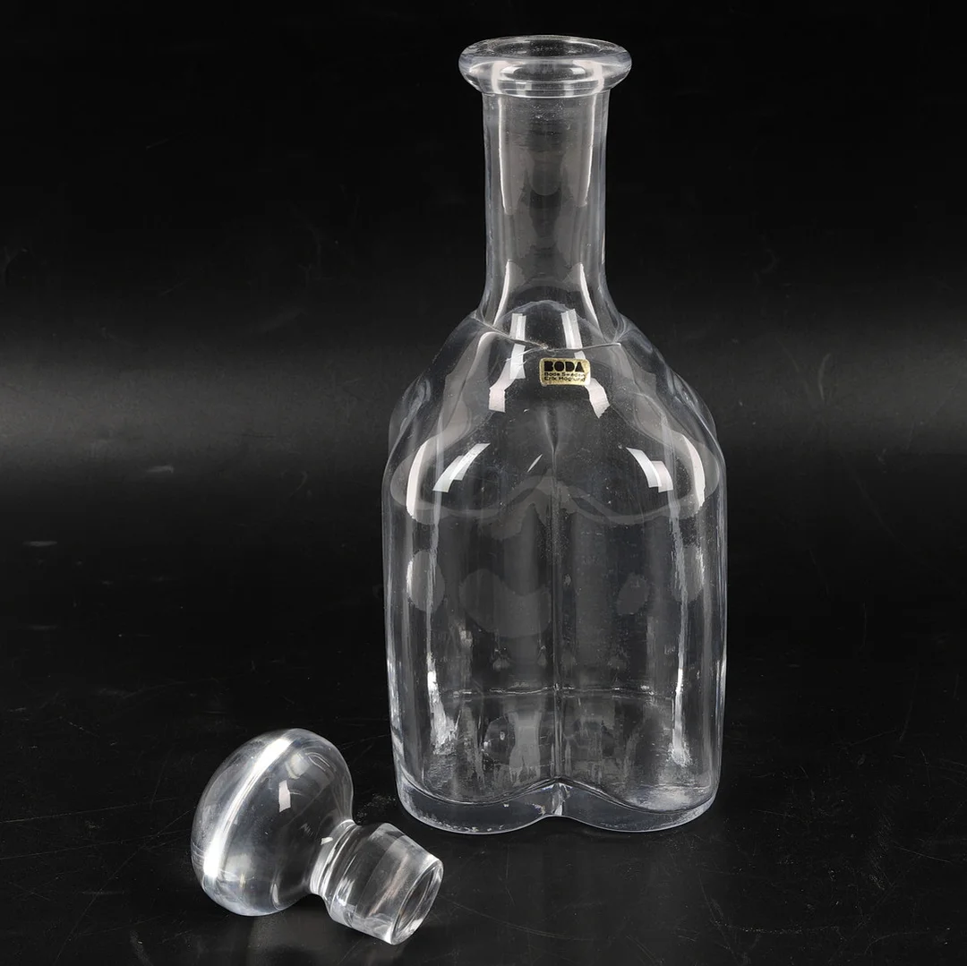ERIK HÖGLUND. Karaff, glas, modellnummer 1582/200, Boda, signerad. — Tableware — Ekenbergs Auktioner