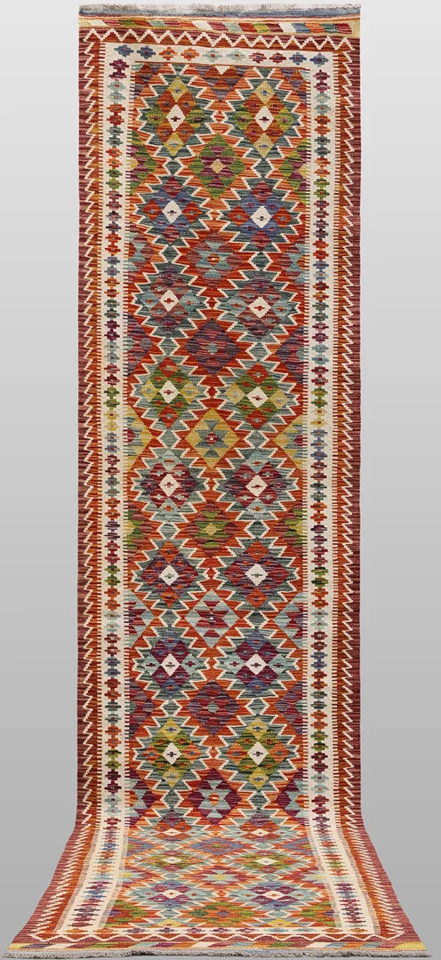 MATTA. Kelim klassisk design gallerimodell, 397 x 82 cm. — Oriental Carpets & Textiles — Södermanlands Auktionsverk
