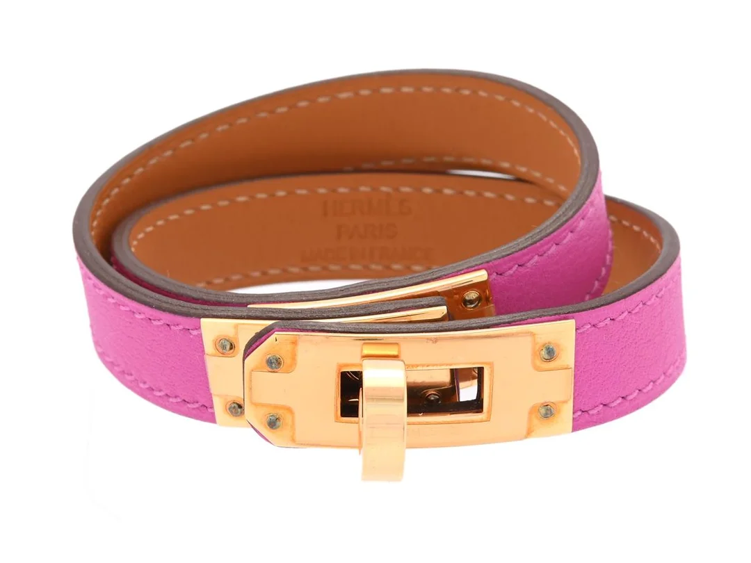 HERMÈS, ARMBAND, Kelly Double Tour Bracelet, lila läder, guldfärgade beslag, längd 34 cm, märkt C, år 2018, smyckespåse, originalask. Excellent Condition. — Smycken/Armband — Kaplans