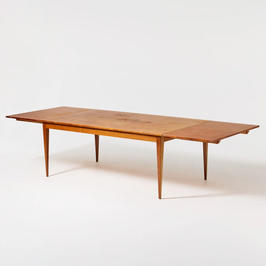 JOSEF FRANK. Matbord, Firma Svenskt Tenn, modellnummer 752, pyramidmahogny, intarsiarand av buxbom, med två iläggsskivor. — Dining tables — Stockholms Auktionsverk Magasin 5