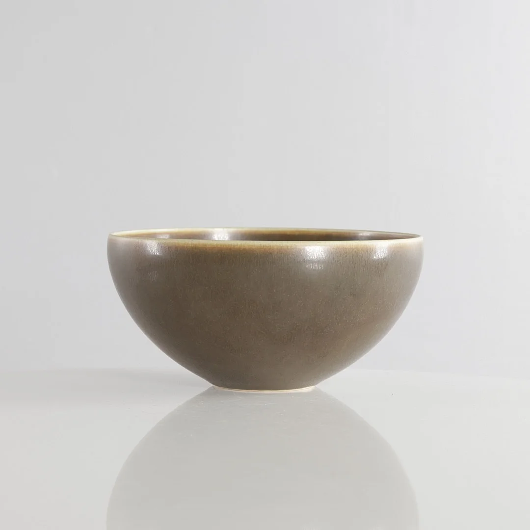 PER LINNEMANN-SCHMIDT (F. 1912 - D. 1999). Skål, unika, harepelsglasur, mørkebrun. Danmark. — Ceramics & Porcelain — Woxholt Auktionshus