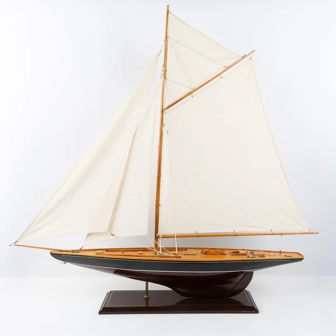 POND YACHT, seglande modell, bemålat köl, sydda segel, 1900-tal. — Technica & Nautica — Stockholms Auktionsverk Helsingborg