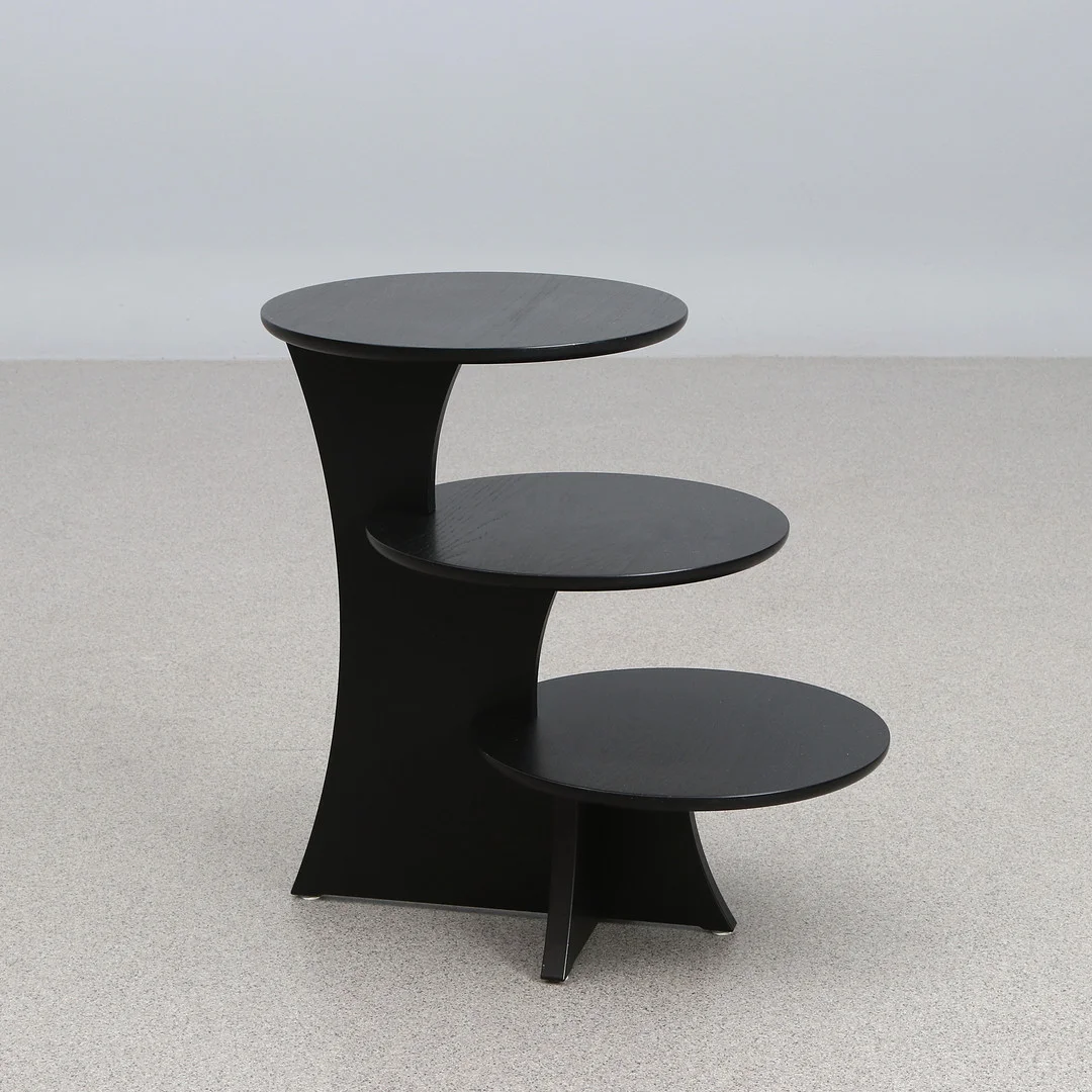 BORDBIRGER, HYLLBORD. Lackerat trä. Samtida tillverkning. Etikettmärkt undertill. — Cupboards, Cabinets & Shelves — Skånes Auktionsverk