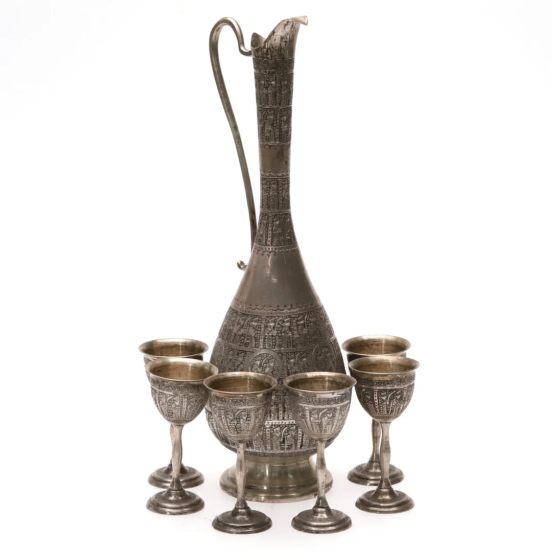 PERSISKT KARAFFSET. 7 delar. Silver med reliefdekor, 860g, Vartan, Isfahan, 1900-talets mitt. — Silver — Örebro Stadsauktioner