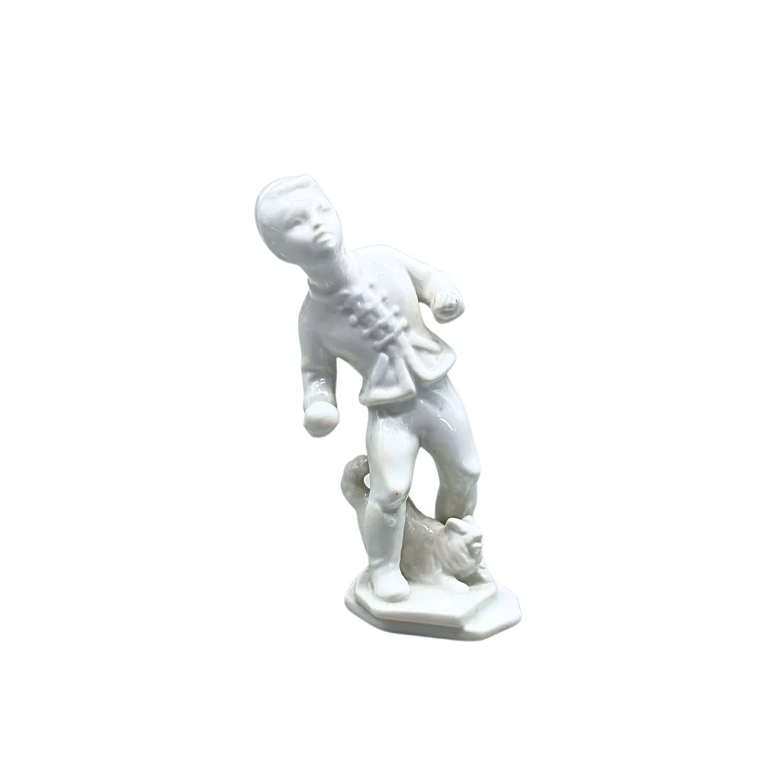 HEREND PORZELLANFIGUR "JUNGE MIT SCHNEEBALL". — European — Auktionshaus Stuber's Hammerschlag