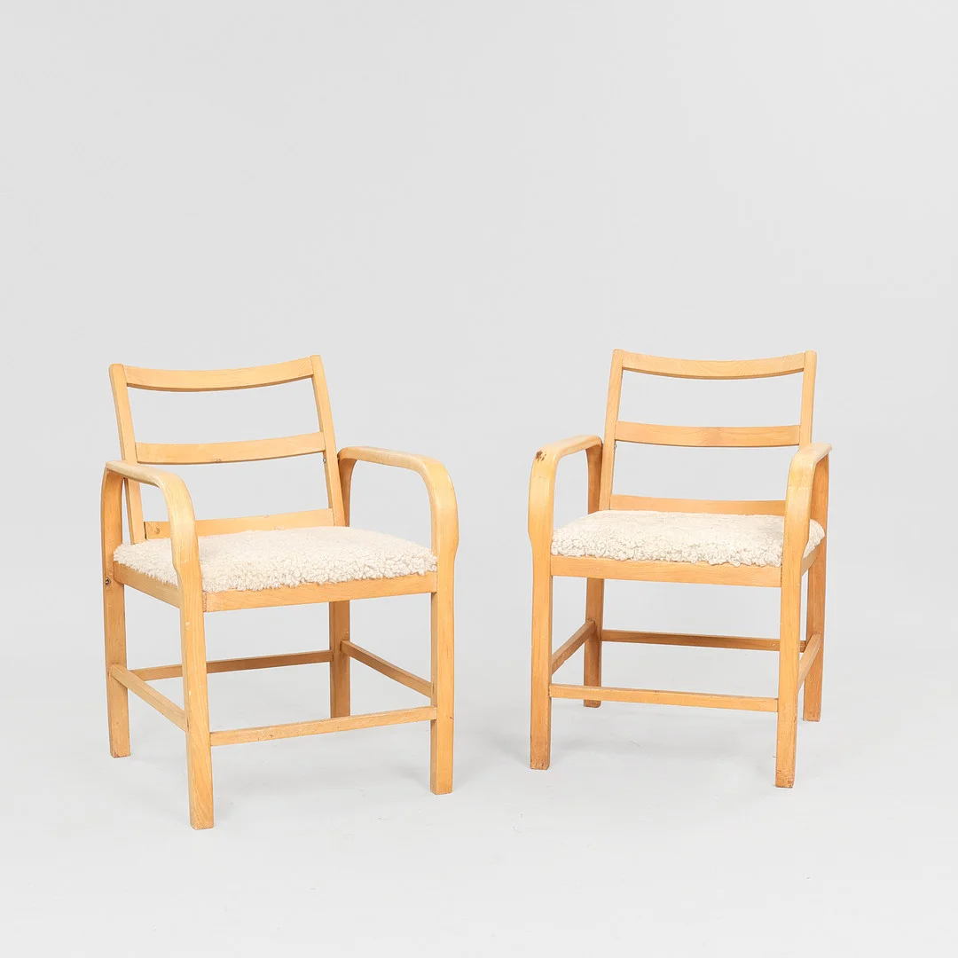 MAGNUS STEPHENSEN. Et par armstole med stel af bøg, sæde betrukket med lammeskind, snedkermester Clausen, Danmark, 1930'erne, (2). — Armchairs & Chairs — Palsgaard Kunstauktioner