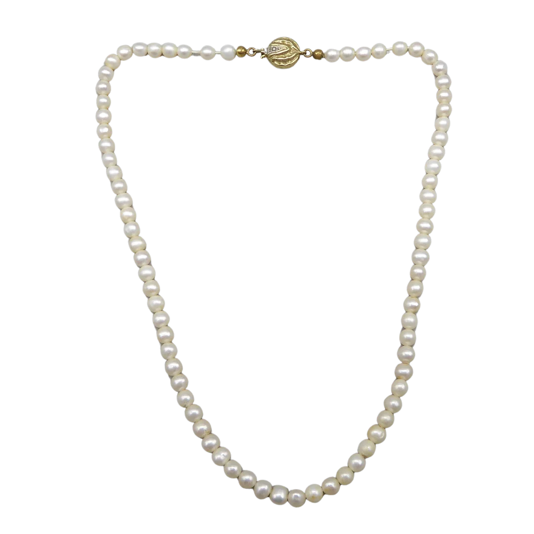 ZUCHTPERLENKETTE MIT GELBGOLDSCHLIESSE (585). — Jewellery — Auktionshaus Stuber's Hammerschlag