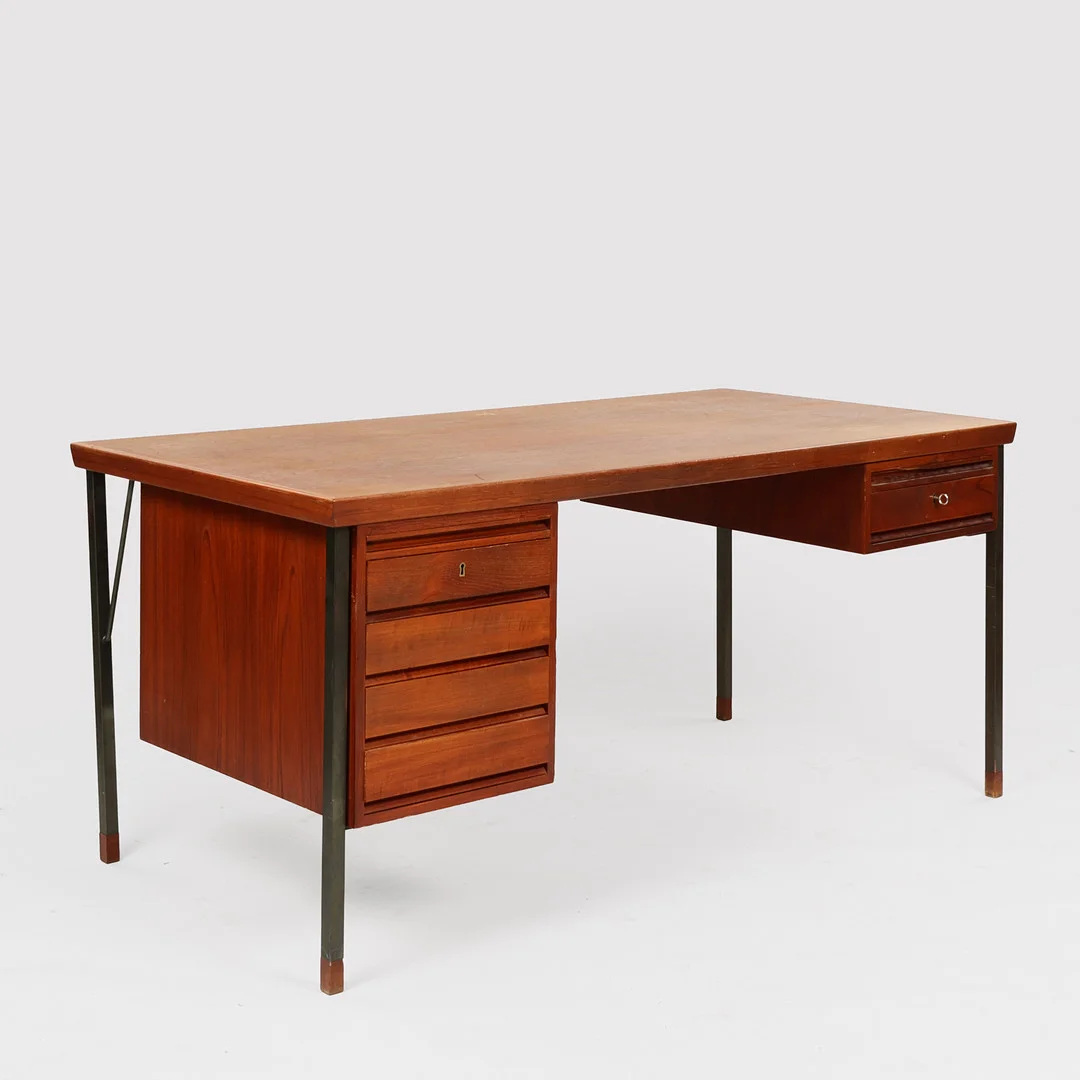 PETER HVIDT & ORLA MØLGAARD-NIELSEN. Skrivebord af teak med ben af sortlakeret stål, Søborg Møbelfabrik, Danmark, formgivet 1959. — Desks — Palsgaard Kunstauktioner