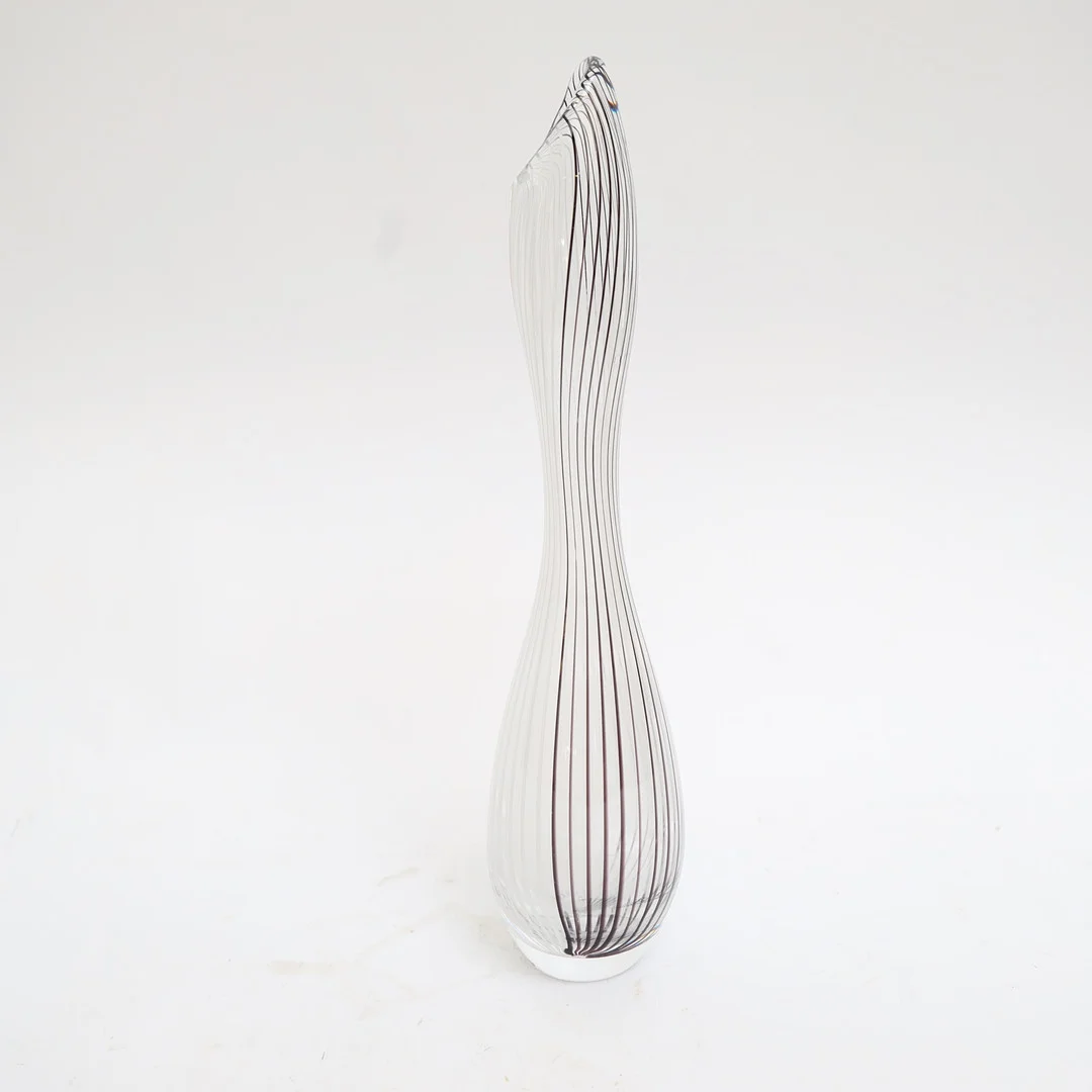 VICKE LINDSTRAND. Vas, kosta, flerfärgat konstglas, signerad. — Art glass — Falun Auktionsbyrå