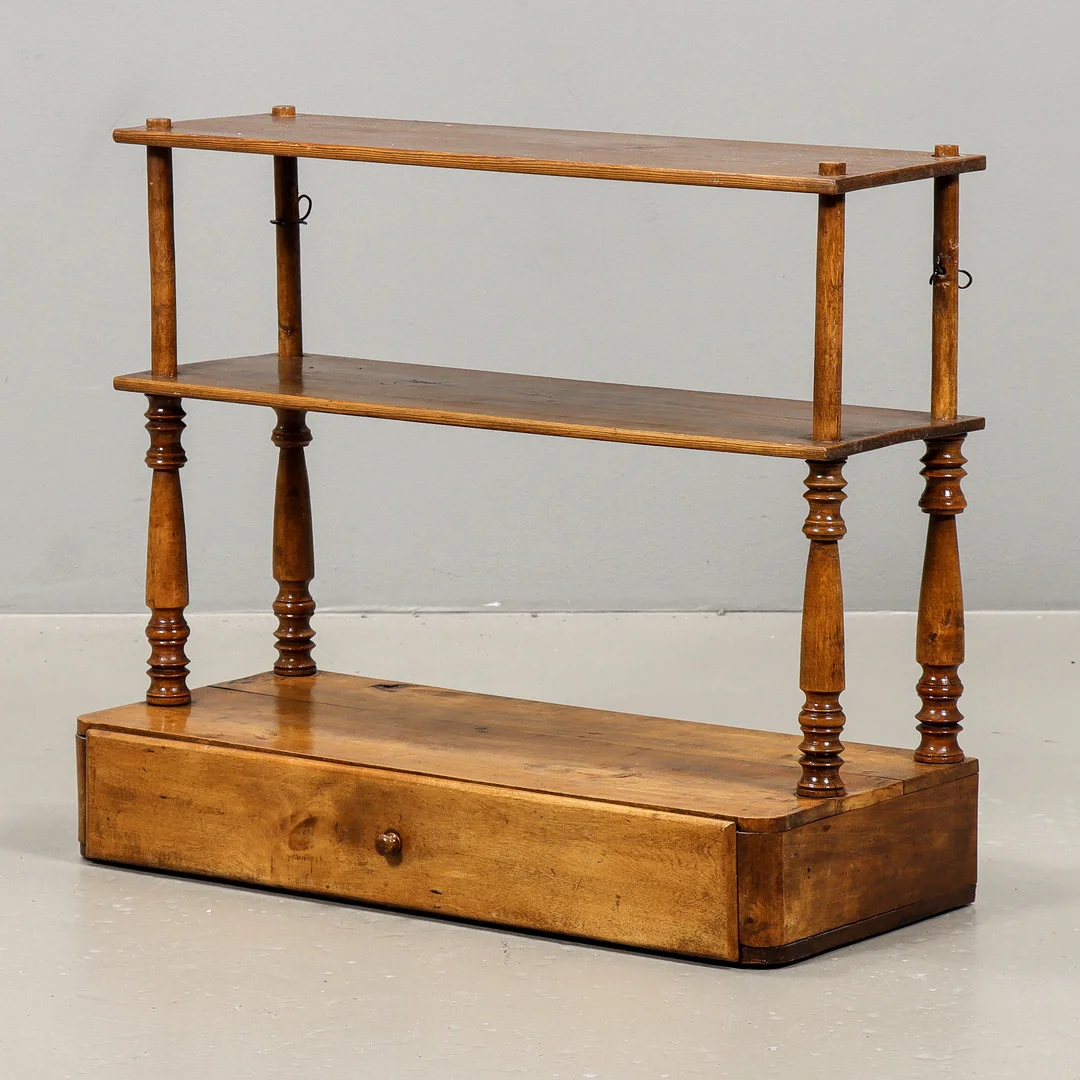 VÄGGHYLLA Sent 1800-tal. — Cupboards, Cabinets & Shelves — Karlstad Hammarö Auktionsverk