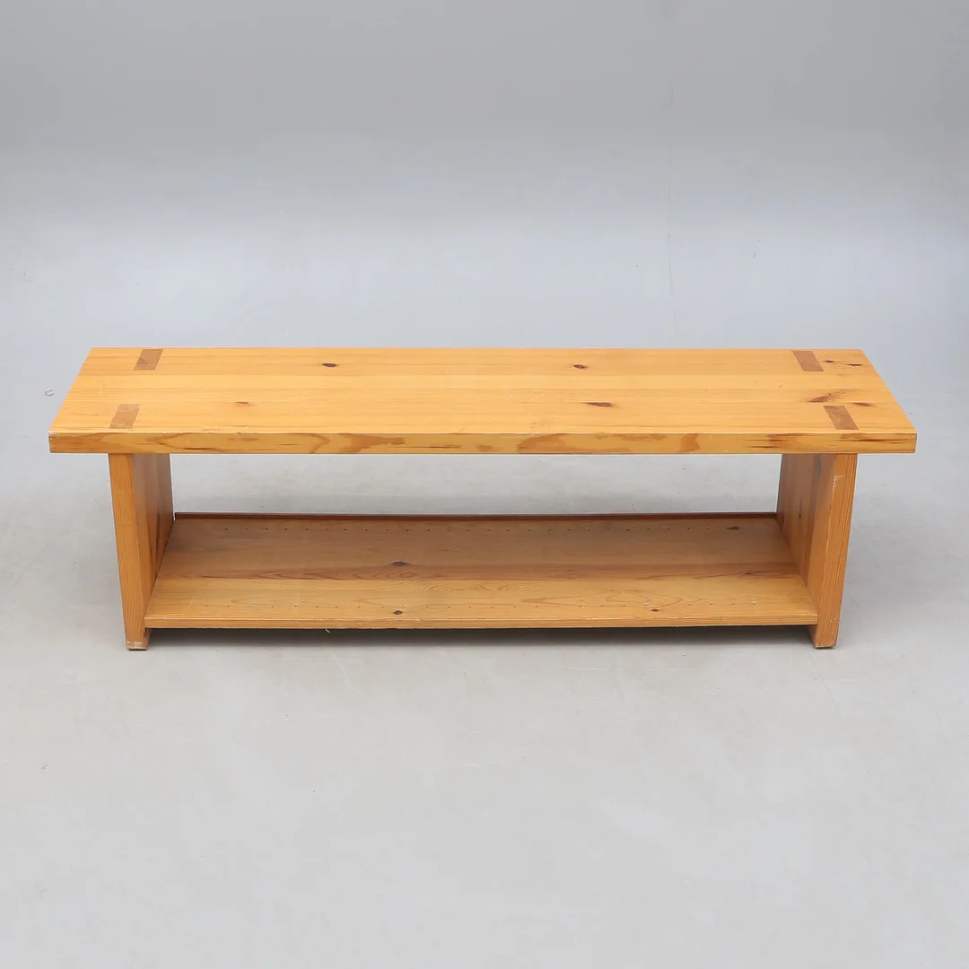 STEREOBÄNK, furu. — Cupboards, Cabinets & Shelves — Kalmar Auktionsverk