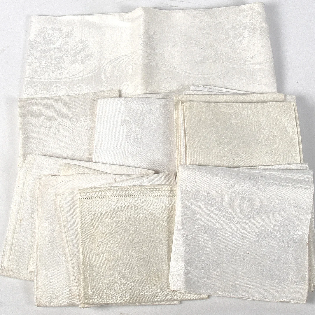 SERVETTER och DUK, 16 delar, bl.a. linnedamast. 1900-talets första hälft. — Textiles — Stadsauktion Sundsvall
