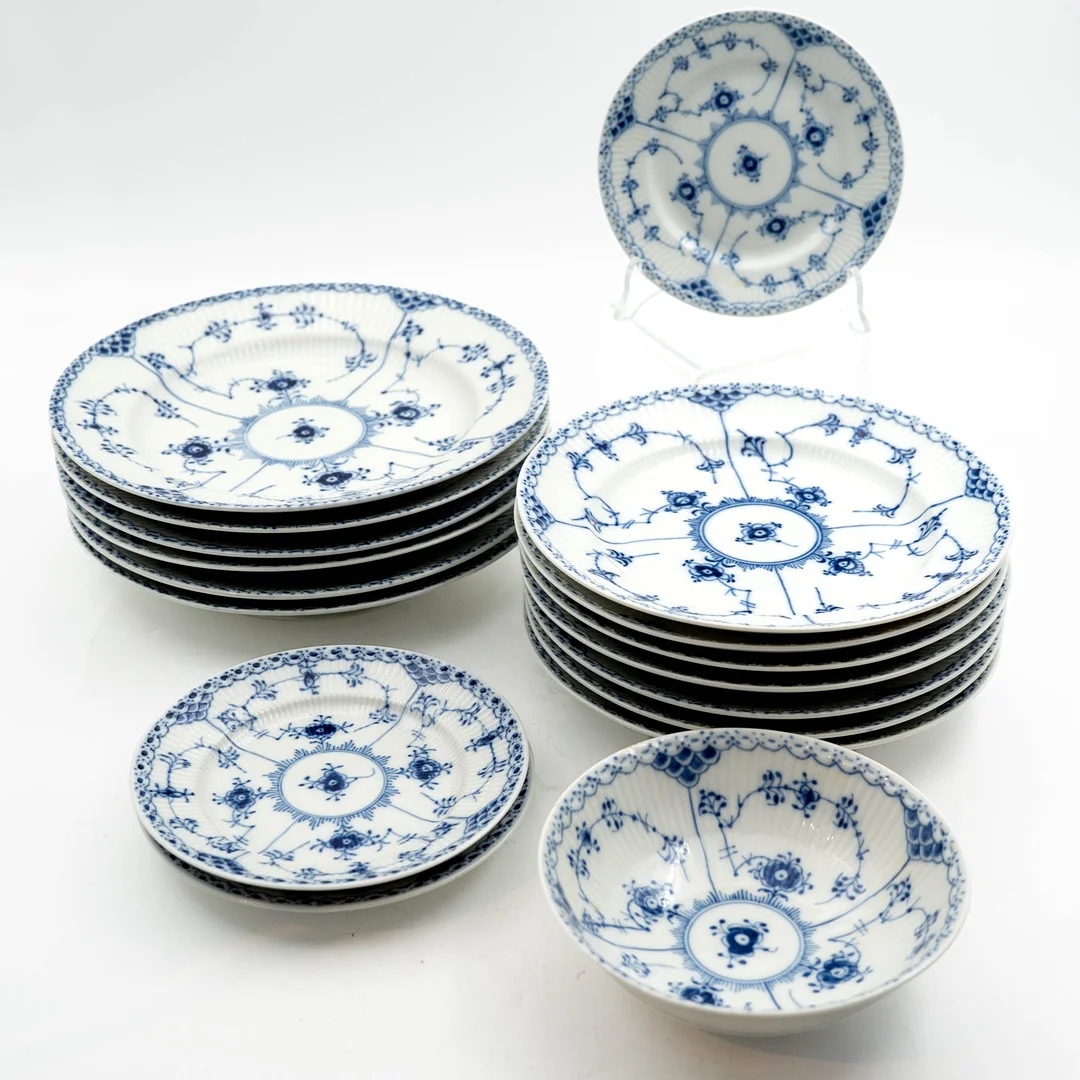 ROYAL COPENHAGEN, Servis, "Musselmalet" 17 delar, Danmark. — Tableware — Norrlands Auktionsverk