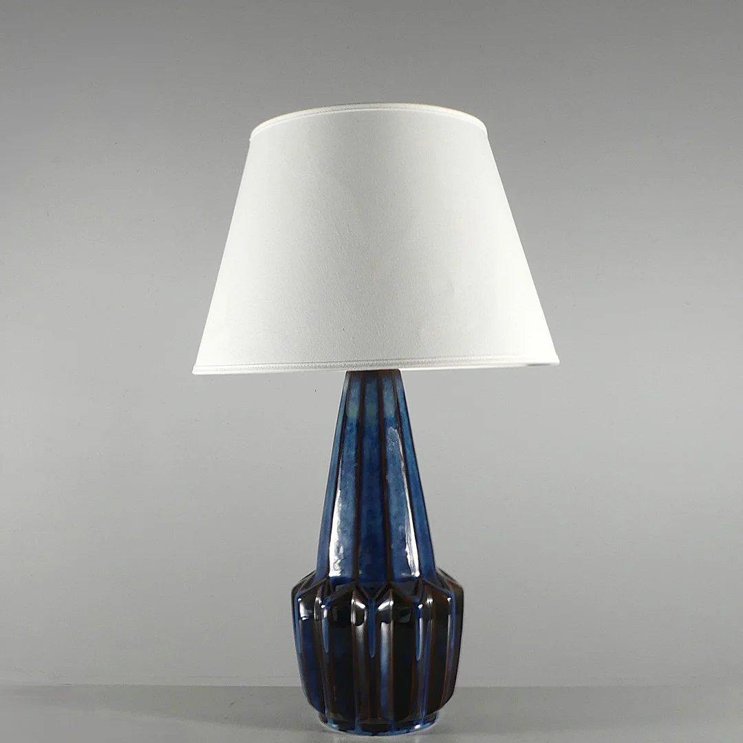 EINAR JOHANSEN. Stor, facetterad bordslampa av blåglaserat stengods, Søholm, Bornholm, Danmark, 1950/60-tal. — European — Lysekils Auktionsbyrå