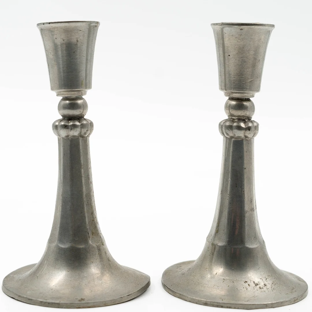 LJUSSTAKAR, Ett Par, Just Andersen. Tenn, Danmark. — Pewter, Brass & Copper — Norrlands Auktionsverk
