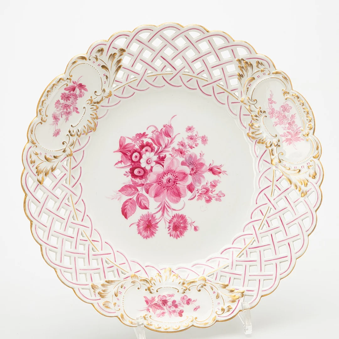 MEISSEN. Platte mit Blumenbouquet in Purpur-Camaieu, Ende 19. Jh. — European — Stockholms Auktionsverk Hamburg
