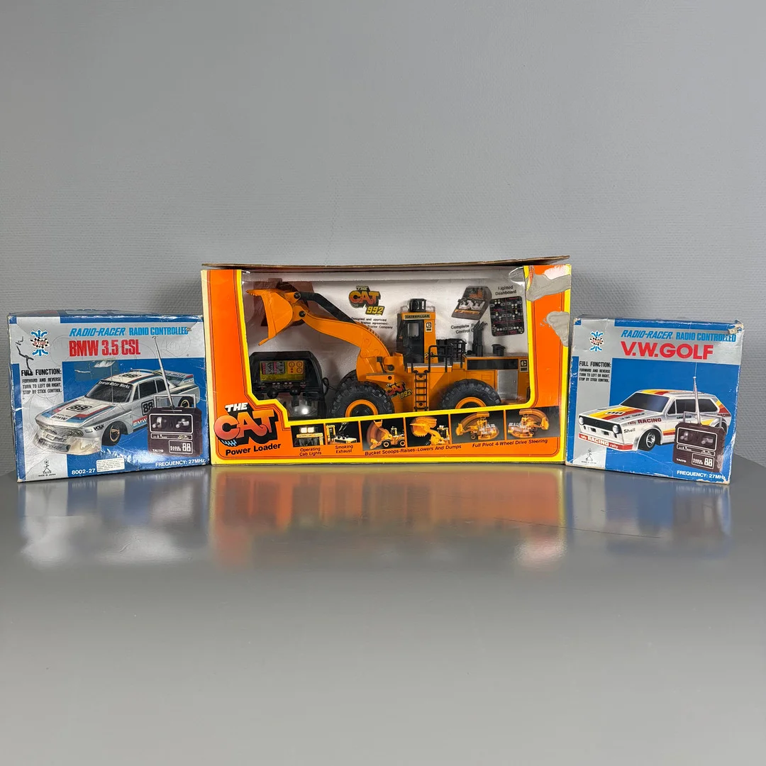 RADIOSTYRDA MODELLBILAR, 3 st, bl a Lastare, "Caterpillar 992" (fabrikat New Bright), Bil, "Radio-Racer Volkswagen Golf" (fabrikat Taiyo, Japan). — Other toys — Skandia Auktion
