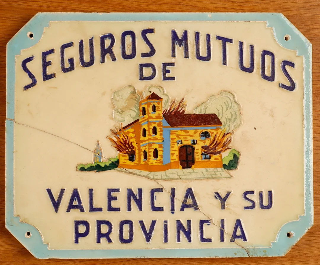 "Seguros Mutuos de Valencia y su provincia", azulejo valenciano de arista, de principios del siglo XX. — Advertising & Signs — Barcelona Auctions
