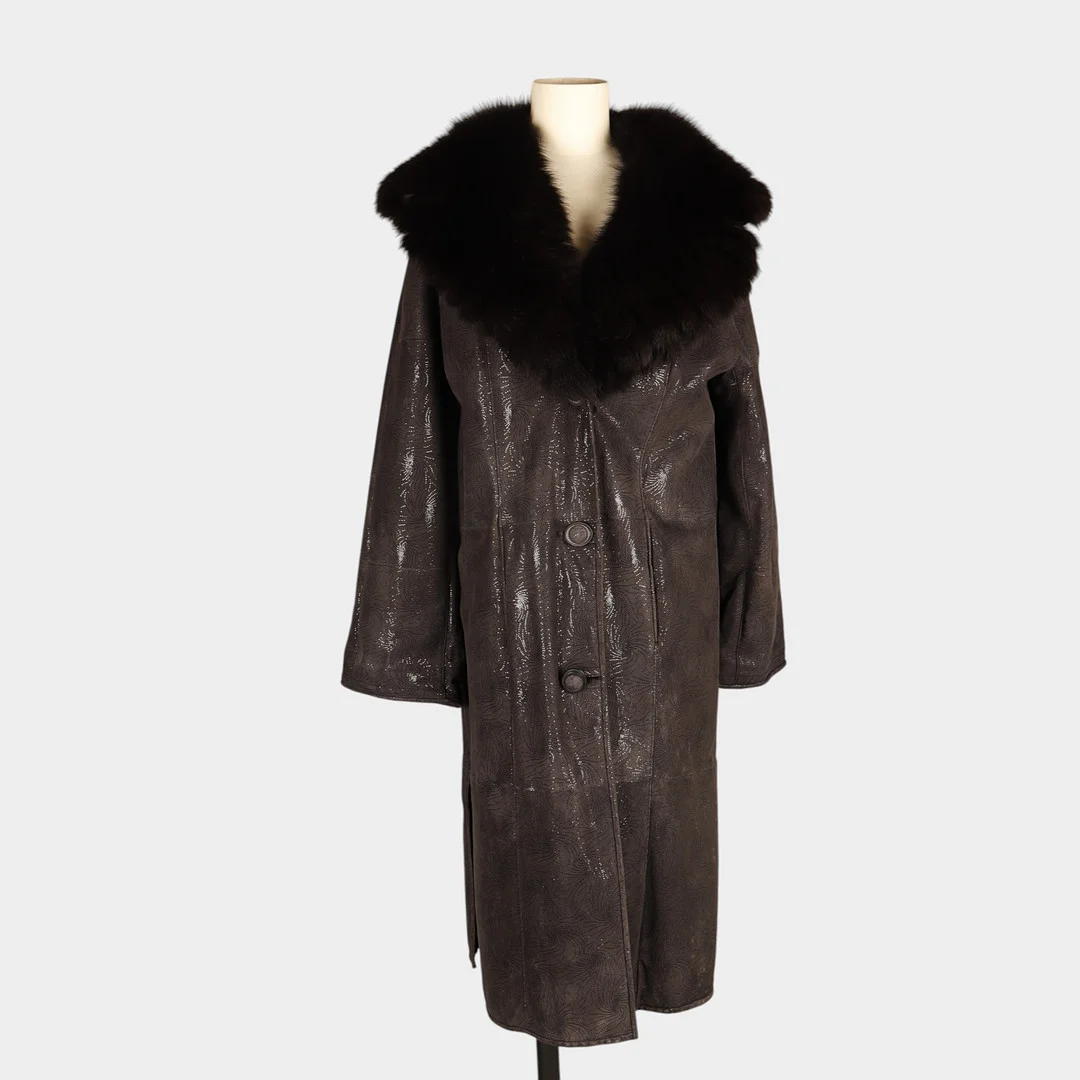 Abrigo en napa con fantasía y forrado en visón negro, reversible. — Vintage & Designer Fashion — Barcelona Auctions