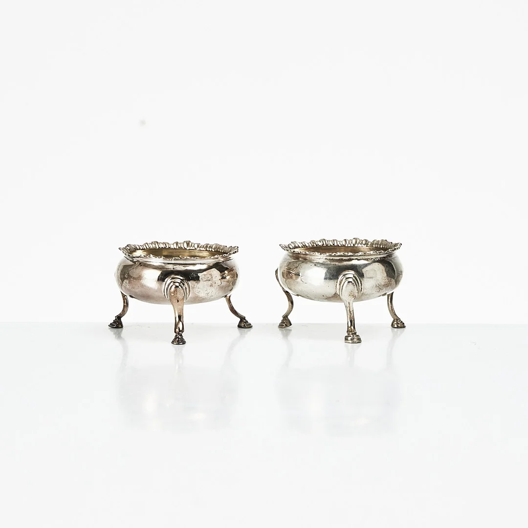 SALTKAR, ett par, silver, otydlig mästarstämpel, London 1783. — Silver — Stockholms Auktionsverk Magasin 5