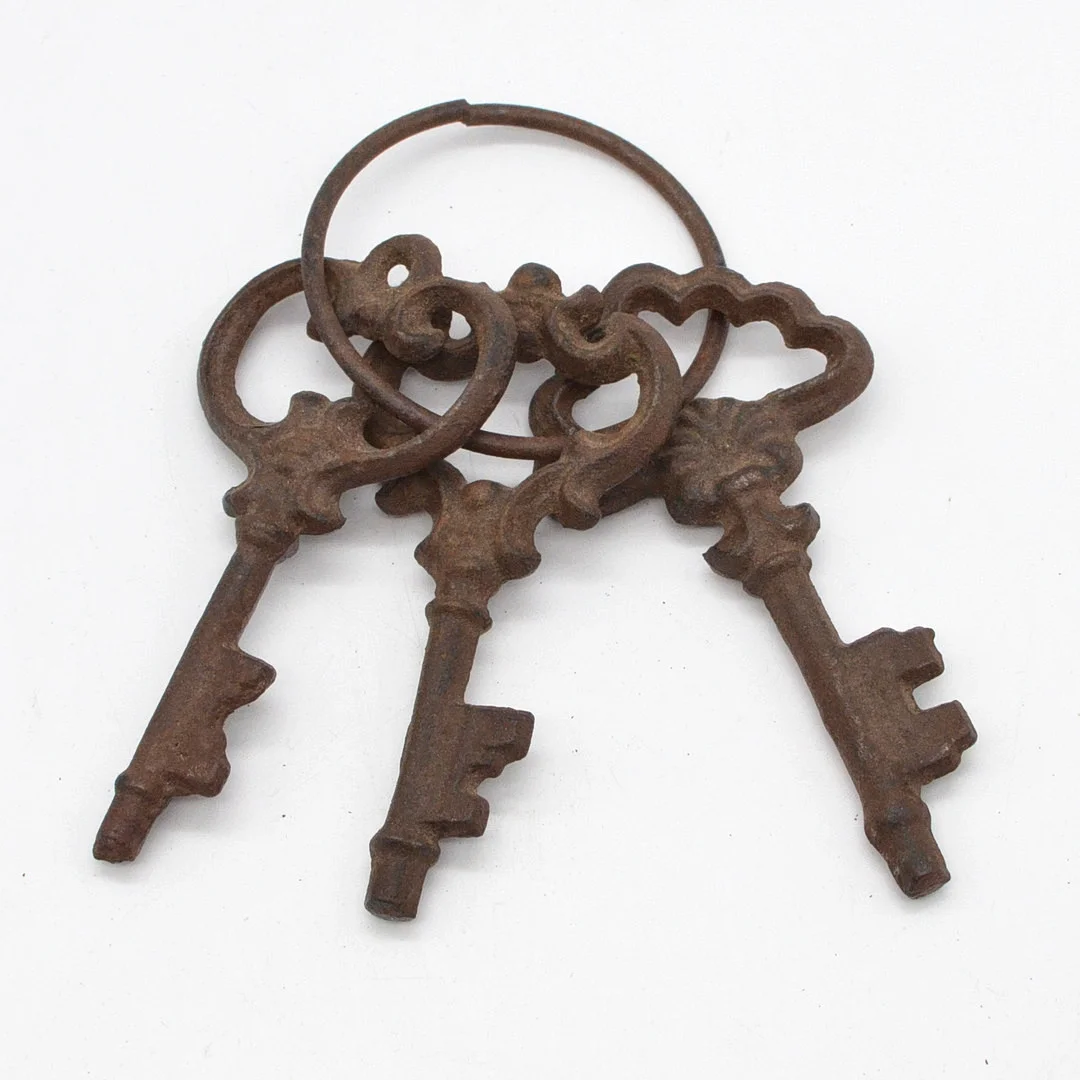 DREI DEKORATIVE SCHLÜSSEL, HISTORISCHE STIL, AUS GUSSEISEN. — Other metals — Kunst- und Auktionshaus Kleinhenz