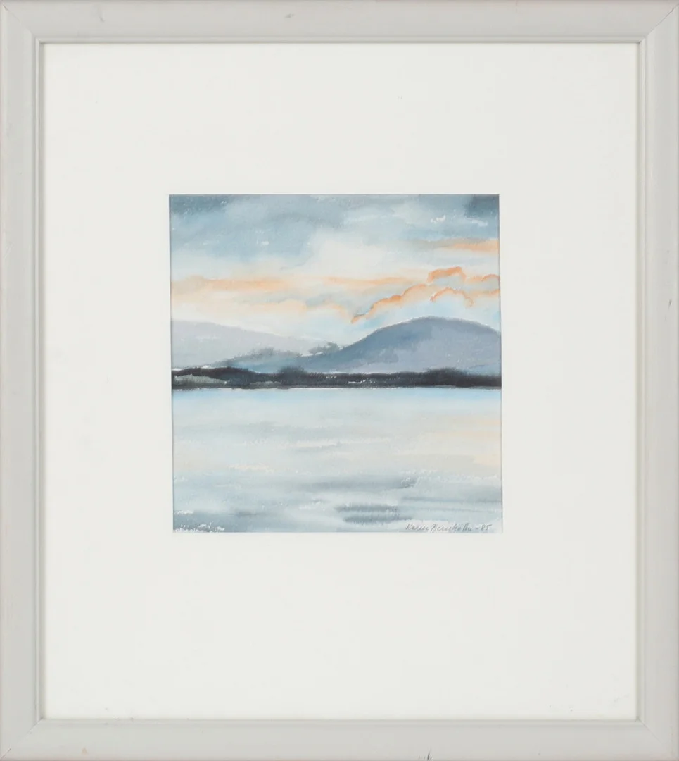 KARIN BERNHOLM. Sjövy, akvarell på papper, signerad och daterad -85. — Paintings — Stadsauktion Sundsvall