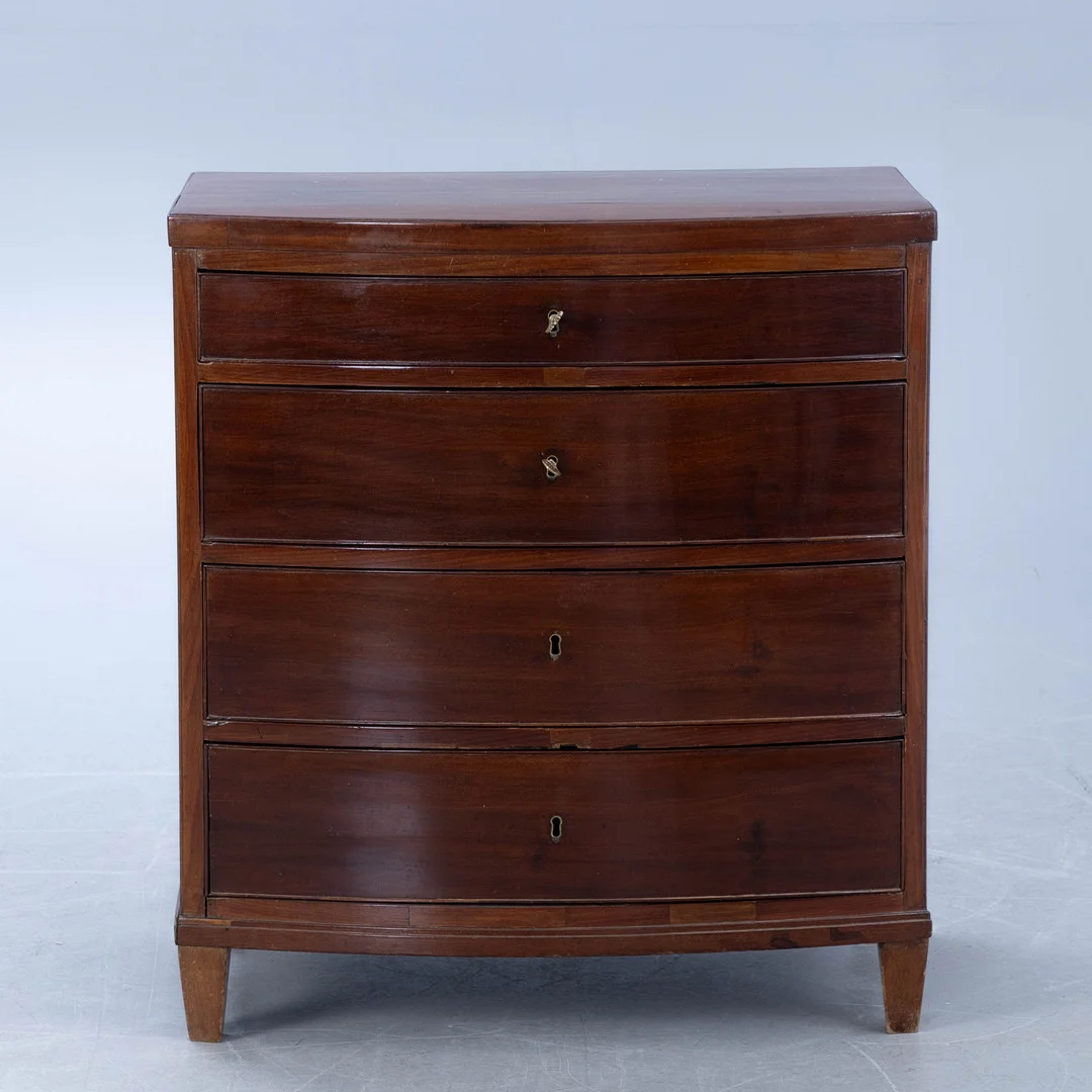 Kommode mit leicht bombierter Front, Mahagoni, England, 2. Hälfte 20. Jh. — Chests of drawers — Stockholms Auktionsverk Hamburg