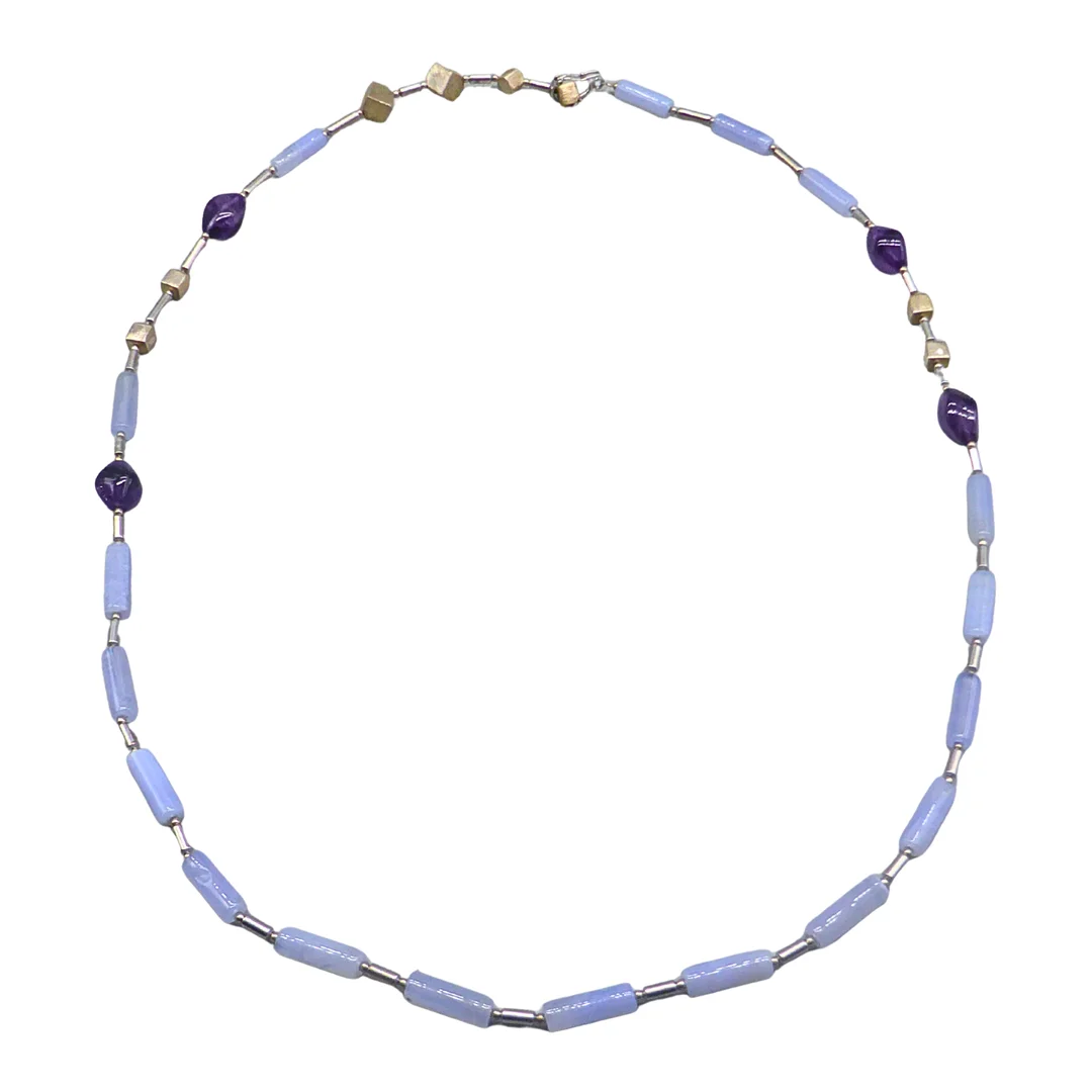 HALSKETTE MIT BLAUEN, VIOLETTEN UND METALLIC PERLEN. — Necklace — Auktionshaus Stuber's Hammerschlag