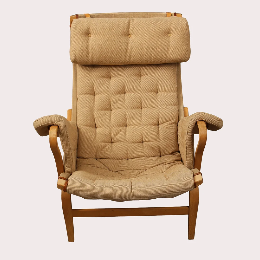 BRUNO MATHSSON. Fåtölj "Pernilla", stomme av bok med textilklädsel och nackkudde, Dux. — Armchairs & Chairs — Limhamns Auktionsbyrå