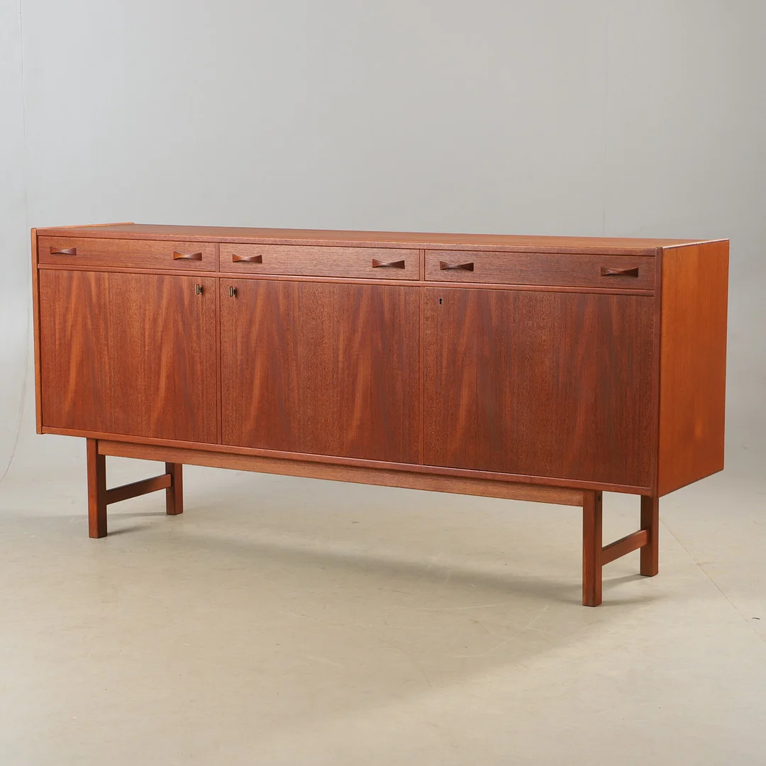 TAGE OLOFSSON. Sideboard, teak, Ulferts, 1900-talets mitt. — Cupboards, Cabinets & Shelves — Helsingborgs Auktionskammare
