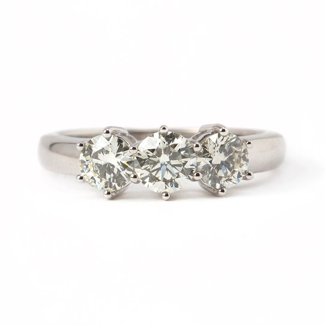 RING, 18K vitguld med briljantslipade diamanter, totalt 1.37 ct. — Rings — Stockholms Auktionsverk Göteborg