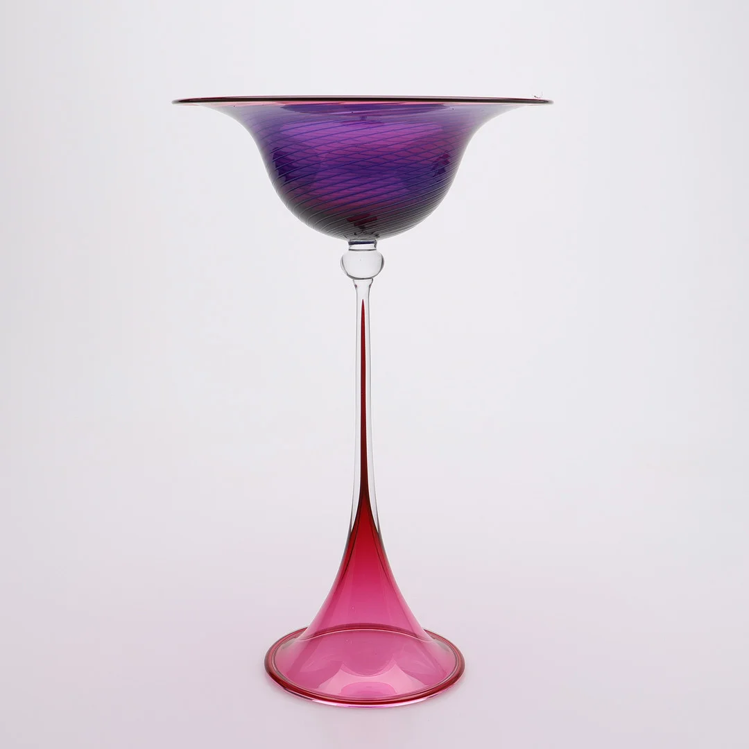 WILKE ADOLFSSON (FÖDD 1940). SKÅL PÅ HÖG FOT, WILKES STUDIOGLAS, ORREFORS 2003. — Art glass — Crafoord Auktioner Lund