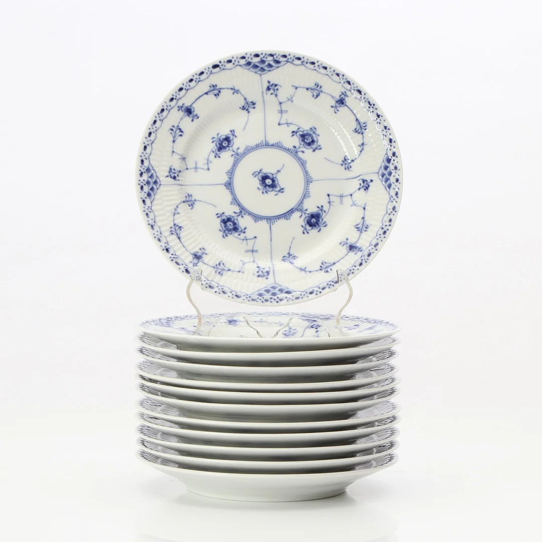 MUSSELMALET, ASSIETTER, 12 ST. Porslin. Royal Copenhagen. Nr 1/574. — Tableware — Skånes Auktionsverk