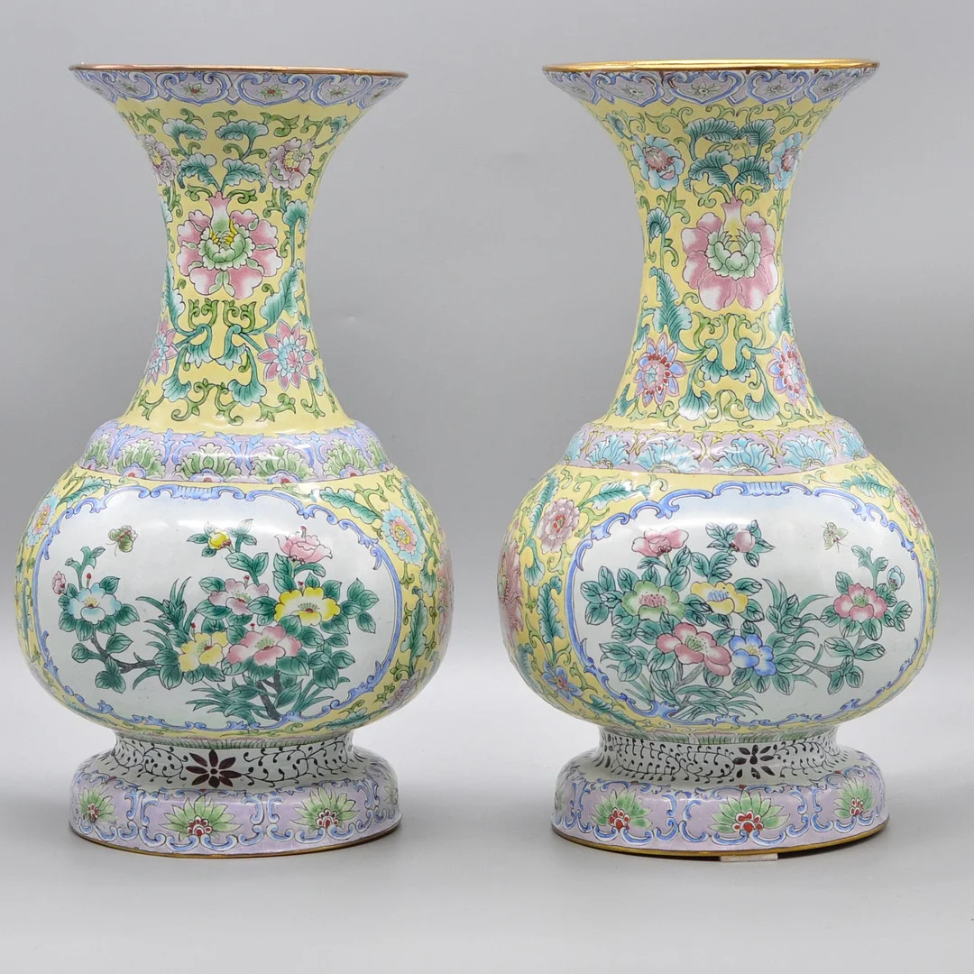 PAAR FEINE CHINESISCHE CANTON-EMAILLE-VASEN MIT GELBEM FOND UND FLORALEM DEKOR, UM 1950. — Ceramics & Porcelain — Kunst- und Auktionshaus Kleinhenz