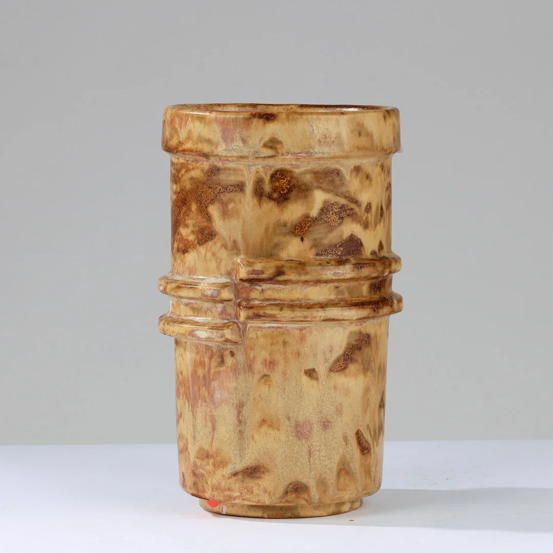 BODE WILLUMSEN (1895-1987). Stor, cylinderformet stentøjsvase glaseret i brunlige nuancer, eget værksted, Danmark, 1900-tallets midte, nordisk Art Deco. — European — Palsgaard Kunstauktioner