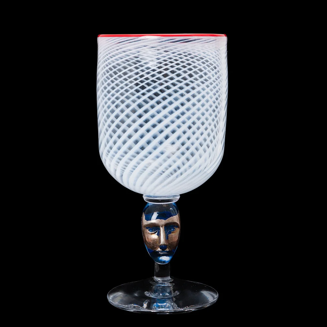 BERTIL VALLIEN. Pokalglas, "Red rim brains", Kosta Boda. — Art glass — Göteborgs Auktionsverk