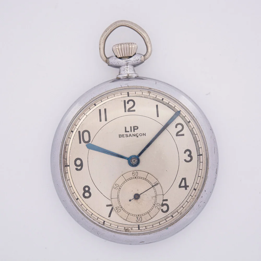 FRANZÖSISCHE HERREN-TASCHENUHR DER MARKE LIP, IN BESANÇON HERGESTELLT, KLEINE SEKUNDE BEI 6 UHR, BLAUE ZEIGER, MECHANISCHES WERK, HANDAUFZUG, METALL VERNICKELT, ART DECO, 1930ER JAHRE. — Pocket & Stop Watches — Kunst- und Auktionshaus Kleinhenz
