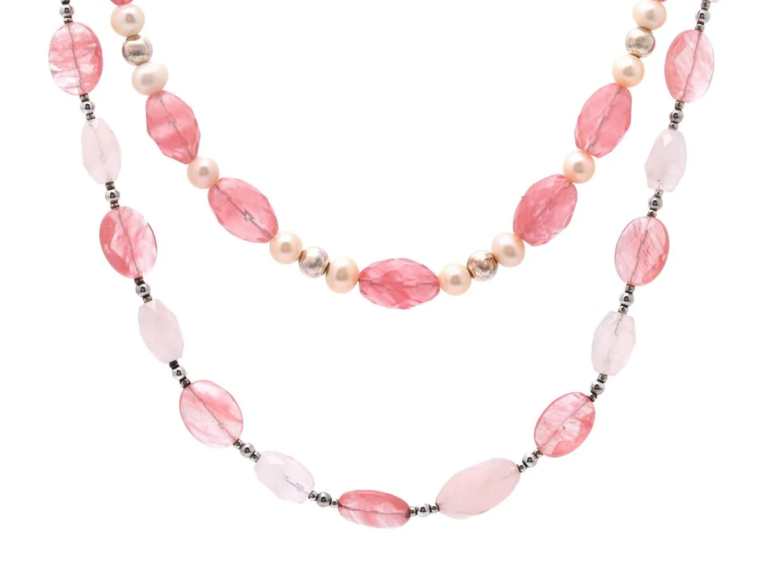 COLLIER, rosenkvarts, plastpärlor, rosa glas, lås och detaljer i sterlingsilver, längd 53/72 cm. — Smycken/Övriga — Kaplans