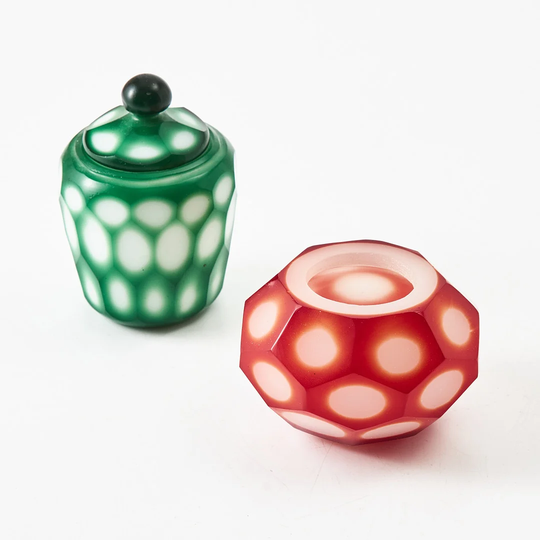 PENSELTVÄTT samt BURK med LOCK, glas, s.k. "pekingglas", Kina, 1900-tal, fasettslipat opalinglas med överfång i rött resp. grönt. — Ceramics & Porcelain — Stockholms Auktionsverk Magasin 5