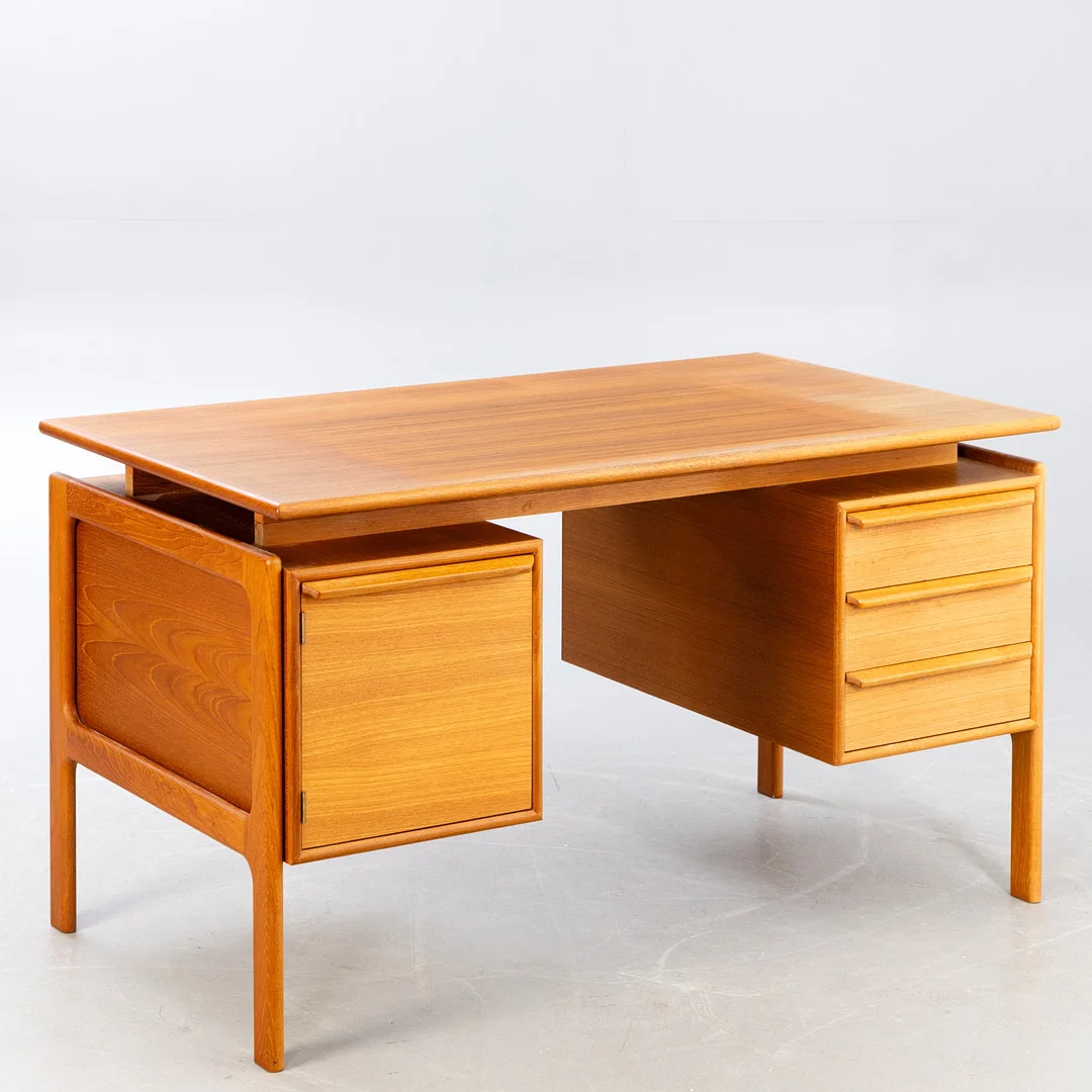 G.V. GASVIG. Teak Schreibtisch von G.V Møbler, Dänemark, 1960er Jahre. — Desks — Stockholms Auktionsverk Hamburg